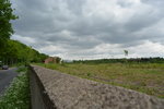 Auf der Mauer auf der Lauer. Blick über die knapp 2m hohe Mauer aufs Gelände des ehemaligen Ausbesserungswerk Duisburg Wedau. Hier werden in Zukunft Häuser und Wohnungen gebaut, deswegen wurde das gesamte Gelände gerodet.

Duisburg Wedau 14.05.2016