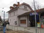 Das Bahnhofgebude von der Gleisseite in Ebersberg (Oberbay); 14.01.2011