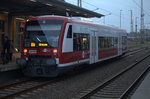 Regionalbahn nach Wriezen, nun ausgerichtet, steht zur Abfahrt in Eberswalde bereit.
21.10.2016  17:45 Uhr. Bahnsteig 1.