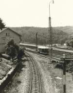 Blick von der Straßenbrücke mit der Einfahrt der Nebenbahn Eichstätt Stadt in den Bahnhof Eichstätt Bahnhof.