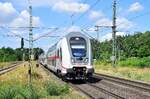 Ein IC2 rauscht Steuerwagen vorraus durch Eilsleben gen Magdeburg. Aufgenommen vom Bahnsteigende.

Eilsleben 17.07.2023