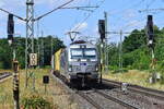 383 411 rauscht mit einem Containerzug durch Eilsleben gen Magdeburg. Hier passiert der Zug die Ausfahrsignale in Richtung Helmstedt. Aufnahme vom Bahnsteigende.

Eilsleben 17.07.2023