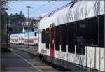 Seehas meets IC2 -    Abfahrt eines IC2 nach Singen im Bahnhof Engen, während der Seehas noch an seinem Endbahnhof wartet um kurz darauf dem IC in Richtung Singen zu folgen.