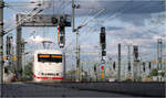 ICE 1 und Signalmastenwald -     Ein tiefer Blick auf einen in den Hauptbahnhof Erfurt einfahrenden ICE 1.