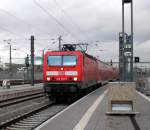 143 053-7 zieht die RegionalBahn von Sangerhausen in den Erfurter Hauptbahnhof. In der Vorweihnachtszeit wird dir RB 50 mit drei anstatt 2 Doppelstockwagen gefahren. In der Zugmitte luft ein Wagen mit bersetzfenstern anstatt der blichen Klappfenster, 4.12.2007