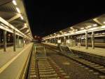 Die leeren Bahnsteige 4 und 5 am Abend des 21.03.2015 in Erfurt Hbf.