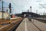   Der Erfurter Hauptbahnhof am 05.10.2015, Blick vom Bahnsteig 3 aus in Richtung Osten auf die Bahnsteighalle.