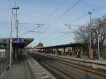 Neue Bahnsteige in Erkner: Blick in Richtung Berlin, rechts ganz hinten im Bild befindet sich der S-Bahnhof.
