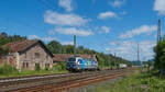 193 564 von RTB Cargo zog am 13.06.2021 einen Containerzug über die alte Nord-Süd-Strecke durch den ehemaligen Bahnhof Eschwege-West mit seinem historischen Ringlokschuppen.