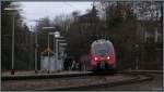 Ein kurzer Halt für den RE 9 am Bahngleis von Eschweiler (Rhl).Die Hamsterbacke ist unterwegs nach Siegen.