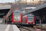 Der 763.6 Steuerwagen des RE1 nach Hamm und die S3 nach Oberhausen nebeneinander in Essen Hbf 10.4.10