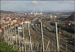 . Stadtlandschaft und Bahn - Blick aus den Weinbergen über Esslingen und seinen Bahnhof hinweg bis zur Schwäbischen Alb im Hintergrund. Das Neckartal wird hier ziemlich dominiert vom Kraftwerk in Altbach. 18.03.2008 (Matthias)