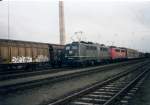 Die grne 140 229 vor einer Schwesterlok im Juni 2002 in Mukran.