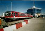 628 634 pendelte als Regionalbahn von Mukran nach Bergen/Rgen an einem Julitag 1998.Hier steht der Zug vor dem Fhrterminal.