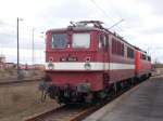 142 110 und 140 772 von der Erfurter Bahnservice GmbH (EBS),am 21.November 2015,im schneefreien Mukran.