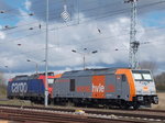 Hvle 246 010 und die SBB Cargo 482 044,am 24.April 2016,in Mukran Mitte.