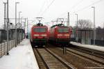 Auf Gleis 6 steht die 143 809-2 mit der RB43 (RB 28888) aus Cottbus und auf Gleis 7 steht die 143 126-1 mit dem RE11 (RE 26057) nach Hoyerswerda in Falkenberg(Elster).