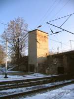 Der Fahrstuhlturm vom unteren zum oberen Bahnhof ist schon ewig auer Betrieb.