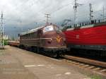 Am 06.06.06  dieselt  die Eichholz V170 1143 mit einem Schwellenzug durch Falkenberg/E.