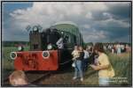 Beim alljhrlichen Dorffest in Schmerkendorf konnte man die Kleinlok und historische Wagen der  Freunde der Eisenbahn Torgau  bewundern.  Das Gleis kommt vom Bf Falkenberg(Elster) u. geht bis zum Flugplatz Lnnewitz. Juli, 1991. 
