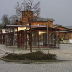 Blick auf das EG Forst, davor befindet sich der moderne Busbahnhof, die Wartebereiche sind dem Baustil des EG der ehemaligen Halle-Sorauer Eisenbahn angepasst. 15.03.2014  17:32 Uhr.