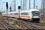 Bpmbdzf mit Schublok 101 021-4 als IC 2339 (Linie 26) nach Karlsruhe Hbf wird in seinem Startbahnhof Frankfurt(Main)Hbf abweichend auf Gleis 12 bereitgestellt.
[8.7.2018 | 13:13 Uhr]