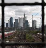 . Gerahmter Blick - 

über das Gleisvorfeld zum Hauptbahnhof mit der Skyline von Frankfurt. 

12.07.2012 (J)