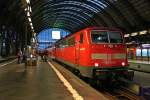 Am 10.05.2013 stand die Frankfurter 111 185-5 mit einem Dostos-Wagenzug im Frankfurter (Main) Hbf.