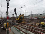 Hering Bahnbau Liebherr 922 Rail Zweiwegebagger am 18.02.17 bei Bauarbeiten in Frankfurt am Main Hbf vom Bahnsteig aus fotografiert.  Es war der Bahnsteig offiziell zugänglich da auch andere Fahrgäste auf den Bahnsteig waren.