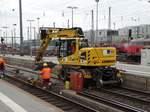 Hering Bahnbau Liebherr 922 Rail Zweiwegebagger am 18.02.17 bei Bauarbeiten in Frankfurt am Main Hbf vom Bahnsteig aus fotografiert. Es war der Bahnsteig offiziell zugänglich da auch andere Fahrgäste auf den Bahnsteig waren.