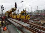 Hering Bahnbau Kirow Multitasker KRC 810 T Gleisbaukran beim bereitstellen eines neuen Schienenstück am 18.02.17 bei Bauarbeiten in Frankfurt am Main Hbf vom Bahnsteig aus fotografiert.