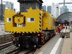 Hering Bahnbau Kirow Multitasker KRC 810 T Gleisbaukran am 18.02.17 bei Bauarbeiten in Frankfurt am Main Hbf vom Bahnsteig aus fotografiert. Es war der Bahnsteig offiziell zugänglich da auch andere Fahrgäste auf den Bahnsteig waren.