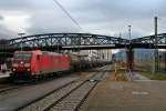 185 038-7 mit dem bergabezug von Bantzenheim nach Offenburg am Vormittag des 14.12.13 bei der Durchfahrt des Freiburger Hauptbahnhofs.