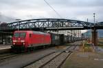 145 040-2 mit einem KLV-Zug den Sden am Mittag des 14.12.13 bei der Durchfahrt des Freiburger Hauptbahnhofs gen Norden.