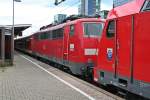 111 062-6 hatte wohl in der Nacht zuvor schlecht geschlafen und morgens prommt gestreikt. 146 233-2 brachte sie dann mitsamt ihrem RE 26701 von Offenburg nach Freiburg (Breisgau) Hbf.