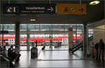 Von drinnen nach draußen -    Im Freiburger Hauptbahnhof hat mich der Durchblick von der Schalterhalle durch die filigrane Glaswand auf die Züge fasziniert.