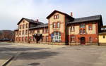 Bahnhof Freital-Hainsberg am 04.04.2016. Wie man hier gut sehen kann, mußte das ehemalige Bahndienstgebäude, welches bis vor ca. 2 Jahren noch links vom Empfangsgebäude stand, im Rahmen der Umgestaltung und Modernisierung des Bahnofumfeldes einem Busparkplatz weichen, was dem einstigen nostalgischen Ambiente des Bahnhofes keinen wirklichen Gefallen getan hat!