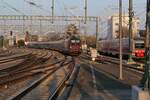 1116 248 mit dem RJ 890  BREGENZERWALD  von Wien (Hbf) nach Frankfurt (M) Hbf am 24.03.2022 bei der Ausfahrt aus dem Bahnhof von Friedrichshafen. Hinter Masten teilweise verdeckt 612 902 der DB Systemtechnik.