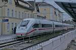 Überraschung im Friedrichshafener Stadtbahnhof (|) - ICE 9204 mit Triebzug 6812 204-4 am 29.03.2023 nach der Einfahrt aus Richtung Lindau und vor einem Fahrtrichtungswechsel Richtung Ulm. Ab Juni 2023 sollen ICE 4-Züge die bisher lokbespannten österreichischen Züge des IC 118/119  BODENSEE  zwischen Innsbruck und Dortmund ersetzen. Laut Informationen im Netz wurden bei dieser Fahrt die Bahnsteige an den Stationen der Südbahn, Bodenseegürtelbahn und Arlbergbahn untersucht und bewertet.