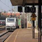 37025 erreicht mit einem Containerzug den Bahnhof Fulda.