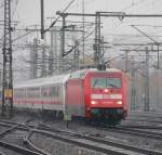 Bei starken Regen fhrt 101 086 mit einen IC am Haken in den Bahnhof Fulda ein.
