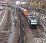 185 563 mir einen Containerzug am Haken verlsst am 10.11.2012 den Fuldaer Bahnhof.