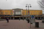 Das Empfangsgebäude des ICE-Bahnhofes Fulda am 26.03.2015.
Im Zuge des Baus der Schnellfahrstrecke Hannover–Würzburg in den 1980er Jahren wurde auch der Fuldaer Bahnhof umgestaltet: Die auf das Empfangsgebäude zuführende ansteigende Bahnhofsstraße wurde auf Keller-Niveau abgesenkt und ein neuer Eingangsbereich angelegt, sodass der Fußgängertunnel unter den Gleisen nunmehr ebenerdig erreicht wurde. Durch diese Tieferlegung des Bahnhofsvorplatzes wirkt das Empfangsgebäude heute höher und noch monumentaler als zu seiner Entstehungszeit.(Quelle :Wikipedia)

