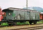 11. Juni 1994, im Bahnhof und dem Bw Garmisch-Partenkirchen fand eine historische Fahrzeugschau statt, Diesen liebebedürftigen Oberlicht-Gepäckwagen bezeichnete die BSW-Gruppe München 4 mit  EB 26 005 .