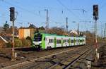 Auf der Fahrt von Dortmund Hbf. nach Essen Hbf. fährt der Flirt 3XL 3427 003 am 18.11.2020 in Gelsenkirchen Hbf. ein