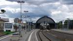 Ein Regenschauer kndigt sich an - 

Als wir in Gefell los fuhren um Gera einen Besuch abzustatten da schien die Sonne und der Himmel war blau.

Whrend der Stippvisite des Hbf. Gera hingen schon dunkle Wolken ber der Stadt. Im Bahnhof war doch noch einiges los.

VT 315 und ein Schwestertriebwagen der Erfurter Bahn warteten auf Fahrgste nach Leipzig. Interessant dass diese Garnitur im Freien stand und die Kunden durch den Regen muten um zum Zug zu gelangen.

Besser hatten es ein weiterer Regio Shuttle der EB und ein 612er von DB Regio, denn die standen unter der 1911 erbauten Bahnhofshalle.

Gera Hbf. 07.08.2012