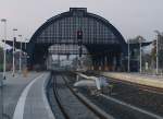 Die Bahnhofshalle von Gera Hbf wurde schon vor einigen Jahren umfassend rekonstruiert, jetzt sind auch die Bahnsteige fast fertig und man ist fr die Besucher der BUGA 2007 gerstet. An diesem 12.10.2006 waren aber noch eine ganze Menge Restarbeiten zu tun, auerdem machen die sehr langen Bahnsteige keinen rechten Sinn, die derzeit in Gera ausschlielich verkehrenden Regionalzge sind durchgngig als Triebwagen unterwegs.