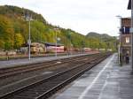 Der schhne ausblick aus dem Bahnsteig in richtung Kall man sieht 2xBR628 und ein Betriebsfahrzeug.