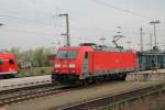 Hier druchfährt 185 403 mit Green Cargo Werbung mit einem Güterzug den Bahnhof Gießen.