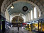 Bahnhof Grlitz, Eingangshalle mit dem 13,4 m hohen Tonnengewlbe; die achteckige Uhr im alten Stil wurde bei denkmalpflegerischen Arbeiten 1985 angebracht als Ersatz fr die 1958 verschrottete;